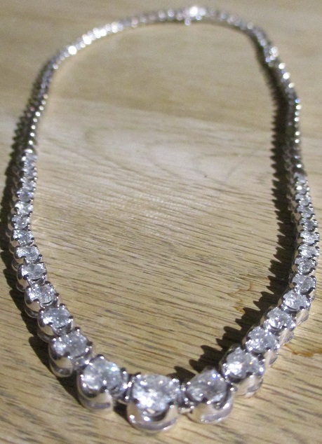 xxM1321M 14k white gold and diamond necklaceTakst-Valuation N.Kr. 50 000